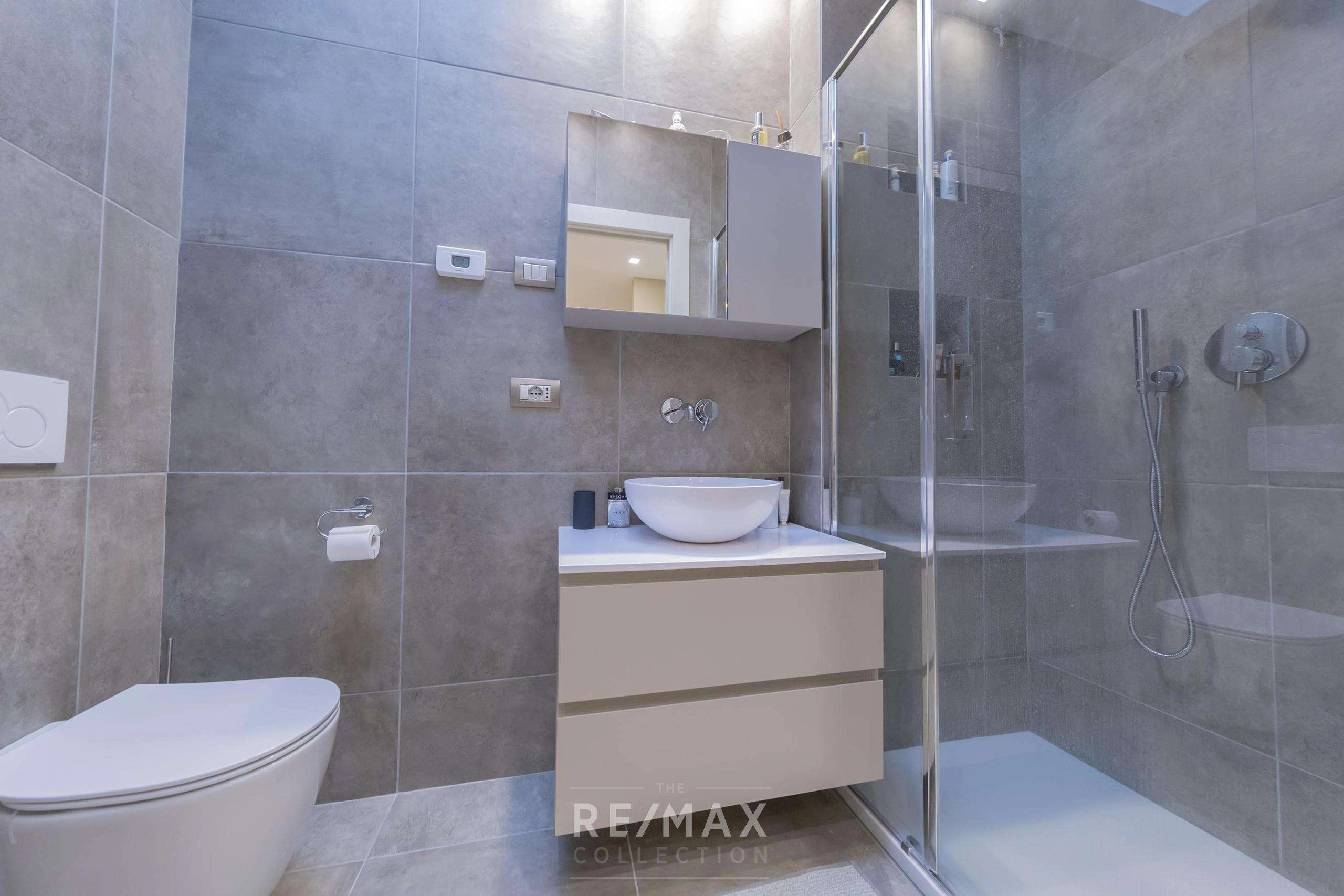 new-and-prestigious-apartment-renovated-with-garage-area-city-life-milan